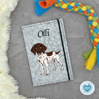 Deutsch Kurzhaar braun weiß personalisierte Impfpasshülle Hund in hellgrau meliert