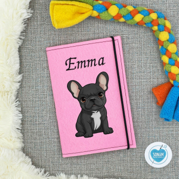 Designbeispiel der Impfpasshülle rosa für die Französische Bulldogge schwarz mit weiß sitzend